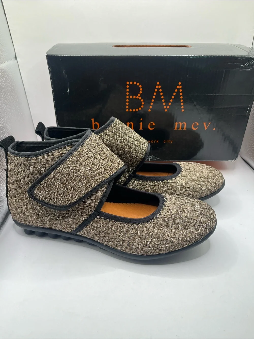 bernie mev. New Women's 38 or US 7.5 Woven Mary Jane Flats